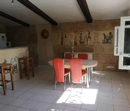 Maisonnette Piscine En été Pia