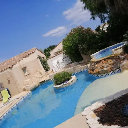 Maisonnette Piscine En été * Pia